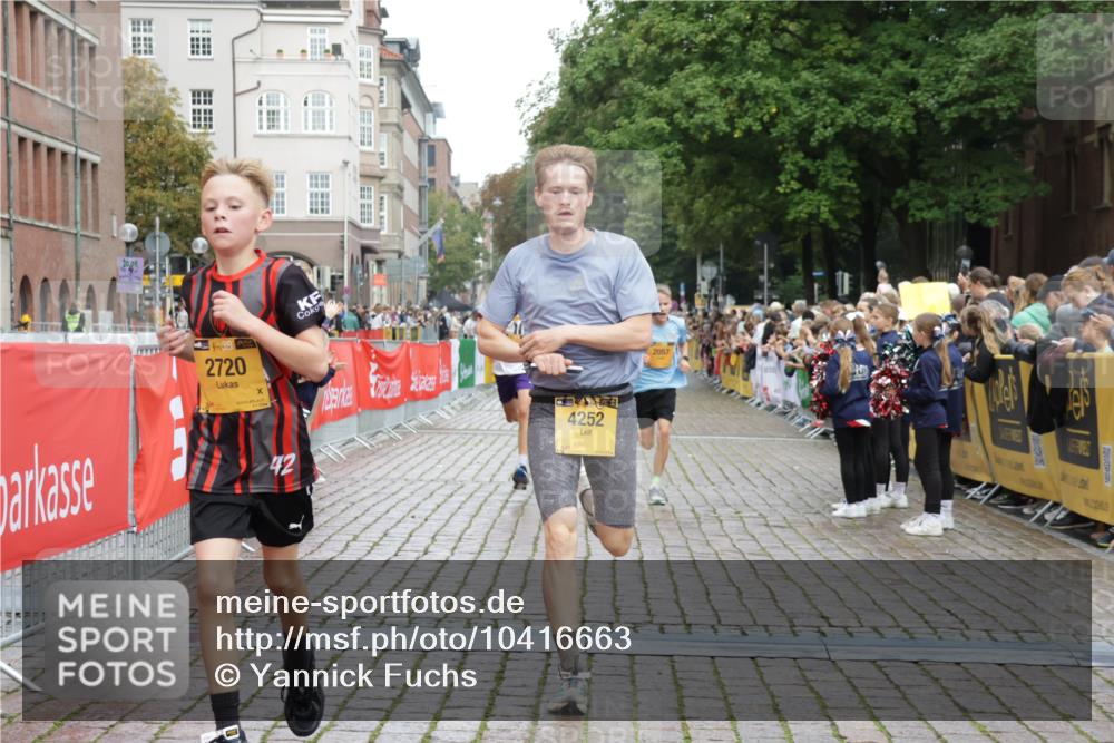 13.09.2026 - Kiel Lauf Yannick Fuchs http://msf.ph/oto/10416663 13.09.2026 09:37:43 Ziel 2057, 2720, 4252, 4790, 7827, 9518, 10656, 999, 2417, 3174, 3481, 4737, 5837, 7050, 8658, 8661, 9696, 10220, 10778, 12416, 2221, 2408, 2638, 2854, 4089, 5930, 7723, 8702, 10444, 10690, 7855 meine-sportfotos.de