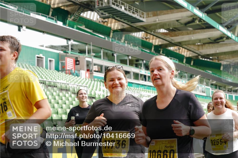 13.09.2026 - 21. swb-Marathon Bremen Michael Burmester http://msf.ph/oto/10416669 13.09.2026 10:42:19 Laufen im Stadion 10002, 10148, 10155, 10163, 10247, 10303, 10313, 10330, 10361, 10362, 10395, 10396, 10399, 10414, 10419, 10422, 10461, 10462, 10483, 10490, 10491, 10519, 10527, 10546, 10547, 10557, 10572, 10586, 10644, 10665, 10705, 10706, 10719, 10722, 10752, 10766, 10768, 10773, 10776, 10784, 10804, 10805, 10854, 10859, 10880, 10889, 10909, 10963, 10977, 11026, 11027, 11041, 11043, 11048, 11078, 11084, 11085, 11090, 11097, 11098, 11140, 11173, 11192, 11274 meine-sportfotos.de
