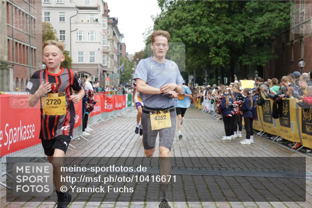 13.09.2026 - Kiel Lauf Yannick Fuchs http://msf.ph/oto/10416671 13.09.2026 09:37:43 Ziel 2057, 2720, 4252, 4790, 7827, 9518, 10656, 999, 2417, 3174, 3481, 4737, 5837, 7050, 8658, 8661, 9696, 10220, 10778, 12416, 2221, 2408, 2638, 2854, 4089, 5930, 7723, 8702, 10444, 10690, 7855 meine-sportfotos.de