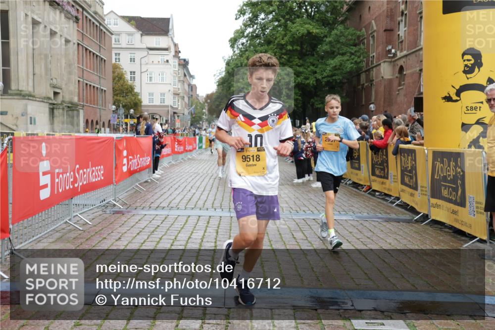 13.09.2026 - Kiel Lauf Yannick Fuchs http://msf.ph/oto/10416712 13.09.2026 09:37:46 Ziel 2057, 2720, 4252, 4790, 9518, 999, 2417, 3174, 3481, 4737, 5837, 7050, 7827, 8658, 8661, 9696, 10220, 10656, 10778, 12416, 235, 836, 2221, 2408, 2638, 2854, 4089, 5534, 5930, 7459, 7723, 8702, 10444, 10690, 12613, 999, 7855 meine-sportfotos.de