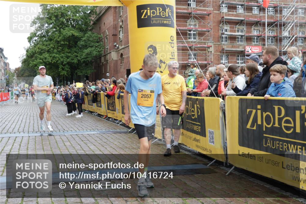 13.09.2026 - Kiel Lauf Yannick Fuchs http://msf.ph/oto/10416724 13.09.2026 09:37:48 Ziel 2057, 2221, 2638, 2720, 4252, 4790, 9518, 999, 2417, 3174, 3481, 4737, 5837, 7050, 7827, 8658, 8661, 9696, 10220, 10656, 10778, 12416, 235, 836, 2408, 2854, 4089, 5534, 5930, 7459, 7723, 8702, 10444, 10690, 12613, 999, 3174 meine-sportfotos.de