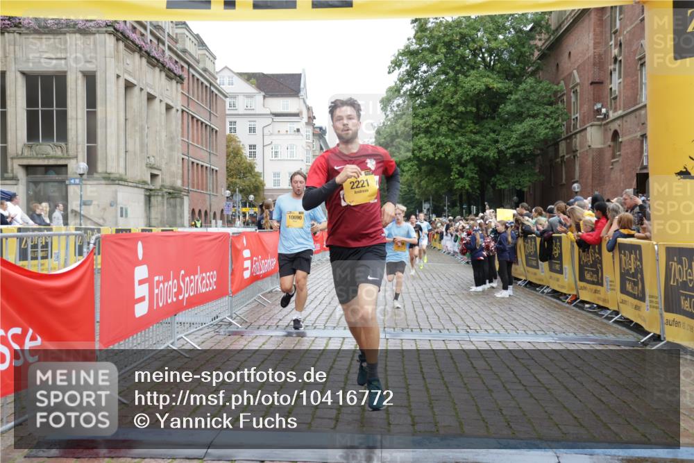 13.09.2026 - Kiel Lauf Yannick Fuchs http://msf.ph/oto/10416772 13.09.2026 09:37:54 Ziel 2057, 2221, 2638, 2854, 4089, 4790, 7723, 8702, 10444, 10690, 2057, 2417, 2720, 4252, 4737, 5837, 7050, 7827, 8661, 9518, 9696, 10220, 10656, 10778, 12416, 152, 235, 836, 1487, 2408, 5242, 5534, 5930, 6277, 7459, 12613, 999, 3174, 3481, 4737, 8658, 9696 meine-sportfotos.de