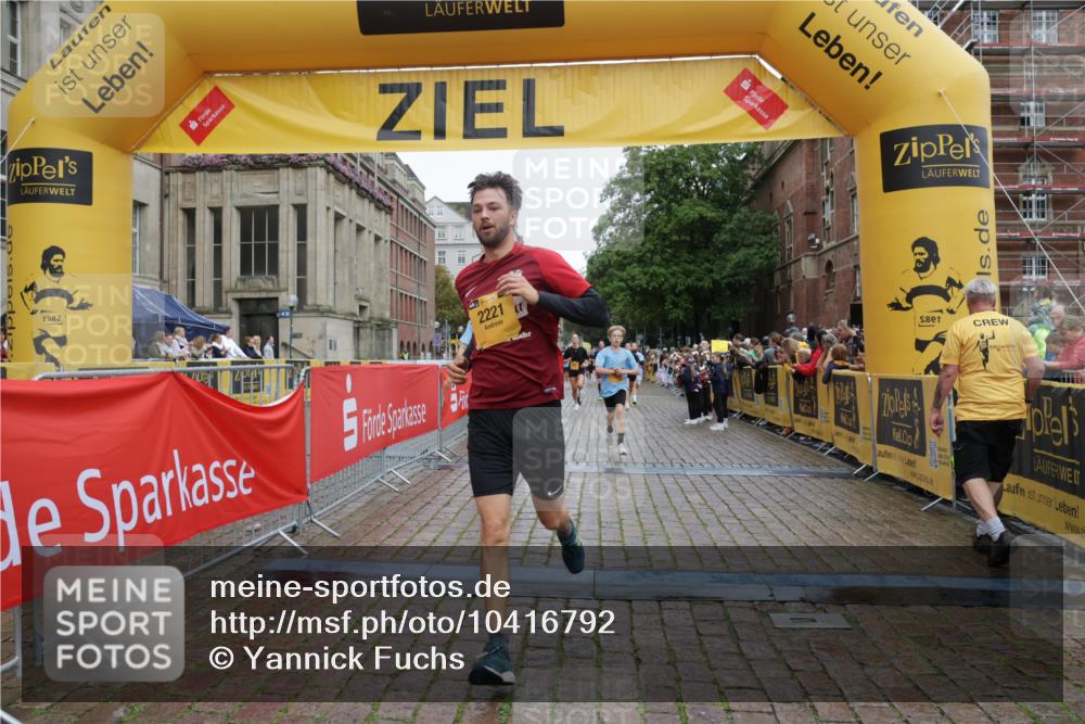 13.09.2026 - Kiel Lauf Yannick Fuchs http://msf.ph/oto/10416792 13.09.2026 09:37:55 Ziel 2221, 2638, 2854, 4089, 4790, 7723, 8702, 10444, 10690, 2057, 2417, 2720, 4252, 4737, 5837, 7050, 7827, 8661, 9518, 9696, 10220, 10656, 10778, 12416, 152, 235, 836, 1487, 2408, 5242, 5534, 5930, 6277, 7459, 12613, 999, 3174, 3481, 4737, 8658, 9696 meine-sportfotos.de