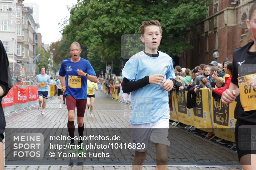 13.09.2026 - Kiel Lauf Yannick Fuchs http://msf.ph/oto/10416820 13.09.2026 09:37:59 Ziel 836, 2221, 2408, 2638, 2854, 4089, 5534, 5930, 7723, 8702, 10444, 10690, 2057, 2417, 2720, 4252, 4790, 5837, 7050, 7827, 8661, 9518, 10220, 10656, 10778, 12416, 152, 235, 1487, 2903, 5242, 6277, 7459, 12613, 2417, 3481, 4737, 5837, 8658, 9696, 12416 meine-sportfotos.de