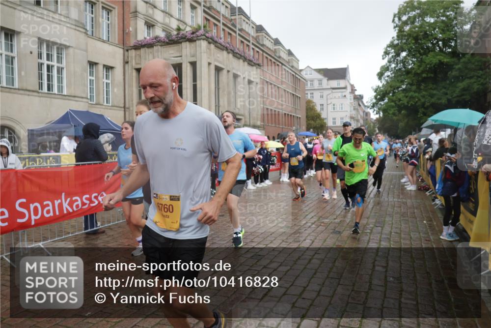 13.09.2026 - Kiel Lauf Yannick Fuchs http://msf.ph/oto/10416828 13.09.2026 10:48:44 Ziel 147, 170, 376, 418, 472, 727, 1930, 2383, 3613, 3631, 3845, 3916, 4201, 4510, 5246, 5841, 6039, 6087, 6623, 7354, 8305, 8570, 8706, 9353, 9500, 9574, 11879, 12588, 12689, 199, 473, 854, 960, 1161, 1322, 1564, 1644, 1763, 1818, 2001, 2011, 2042, 2097, 2253, 2649, 2956, 3031, 3272, 3402, 3738, 3773, 4511, 4553, 4736, 4753, 5116, 5447, 5546, 5655, 6000, 6760, 7326, 8553, 9972, 10234, 10265, 10672, 11005, 11349, 11383, 439, 3012, 3014, 10933 meine-sportfotos.de