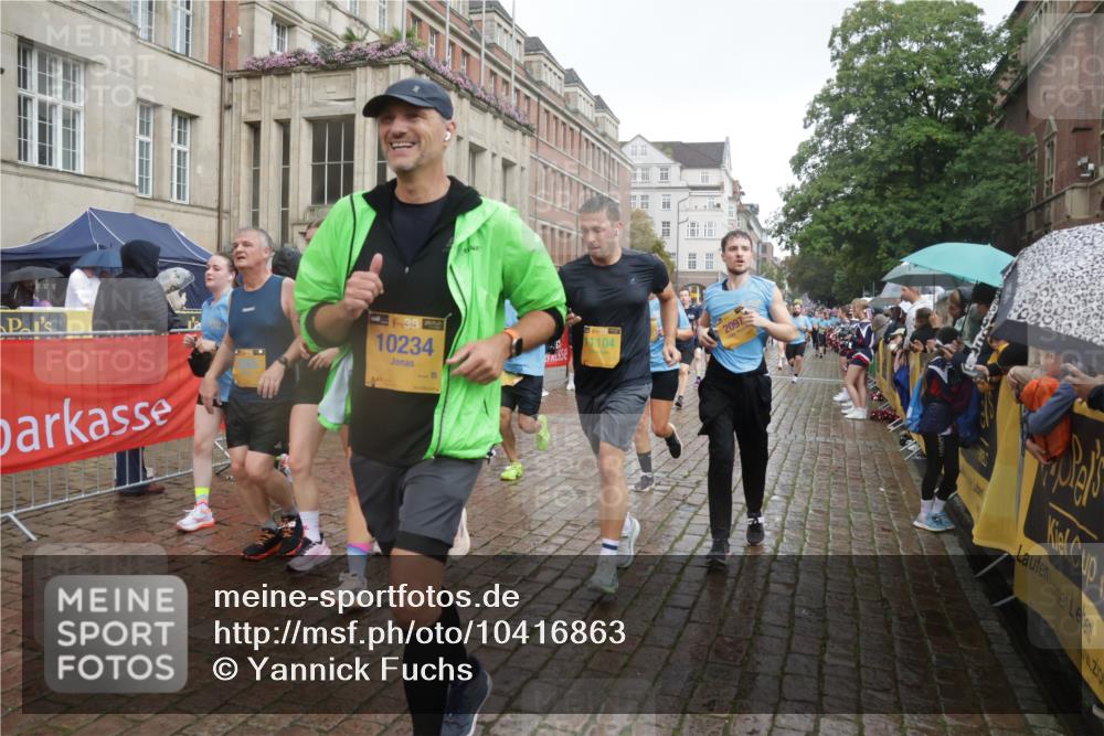 13.09.2026 - Kiel Lauf Yannick Fuchs http://msf.ph/oto/10416863 13.09.2026 10:48:46 Ziel 147, 170, 376, 418, 439, 472, 727, 1455, 1930, 2383, 3158, 3613, 3631, 3845, 3916, 4201, 4510, 5074, 5246, 5841, 6039, 6046, 6087, 6623, 7354, 8305, 8342, 8345, 8570, 8706, 9353, 9500, 9574, 10190, 10546, 11879, 12588, 12689, 199, 376, 472, 473, 854, 1161, 1322, 1564, 1644, 1763, 1818, 2001, 2011, 2042, 2097, 2253, 2649, 2956, 3031, 3272, 3402, 3738, 3773, 4511, 4553, 4736, 4753, 5116, 5447, 5546, 5655, 6000, 7326, 8553, 9972, 10234, 10265, 10672, 11005, 11349, 11383, 10933 meine-sportfotos.de