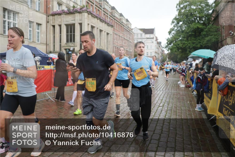 13.09.2026 - Kiel Lauf Yannick Fuchs http://msf.ph/oto/10416876 13.09.2026 10:48:47 Ziel 147, 170, 418, 439, 727, 1455, 1930, 2383, 3158, 3613, 3631, 3845, 3916, 4201, 4510, 5074, 5246, 5841, 6039, 6046, 6087, 6623, 7354, 8342, 8345, 8570, 8706, 8891, 9353, 9500, 9574, 10190, 10546, 11879, 12588, 12689, 147, 170, 199, 376, 472, 473, 854, 1161, 1322, 1564, 1763, 1818, 2001, 2011, 2042, 2097, 2253, 2649, 2956, 3031, 3272, 3402, 3738, 3773, 4511, 4736, 4753, 5116, 5447, 5546, 5655, 6000, 7326, 8553, 9972, 10234, 10265, 11005, 11349, 11383, 10933 meine-sportfotos.de