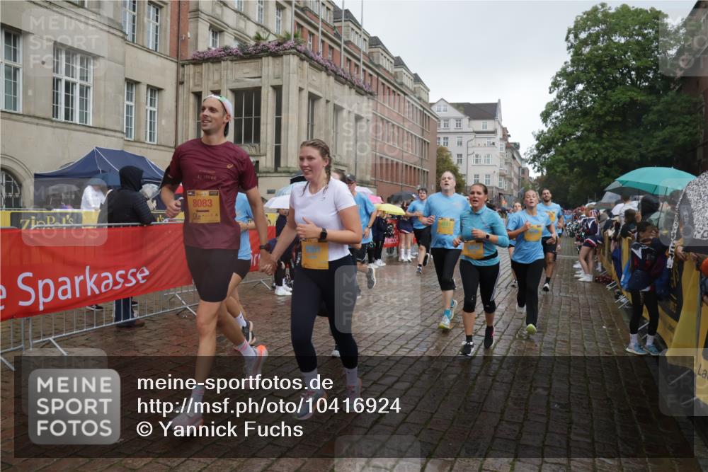 13.09.2026 - Kiel Lauf Yannick Fuchs http://msf.ph/oto/10416924 13.09.2026 10:48:56 Ziel 73, 439, 598, 727, 966, 1185, 1455, 2383, 3158, 3496, 3795, 3916, 4528, 4809, 5074, 5228, 5803, 6046, 6050, 6087, 6305, 6376, 6623, 6745, 7789, 7906, 7999, 8271, 8342, 8345, 8377, 8570, 8891, 9031, 9728, 10190, 10546, 11099, 11117, 11879, 11974, 12064, 12527, 12582, 12759, 147, 170, 376, 418, 472, 473, 727, 854, 1161, 1322, 1564, 1763, 1818, 1930, 2011, 2042, 2383, 2649, 2956, 3031, 3272, 3402, 3613, 3631, 3773, 3845, 4201, 4510, 4511, 4753, 5246, 5546, 5655 meine-sportfotos.de