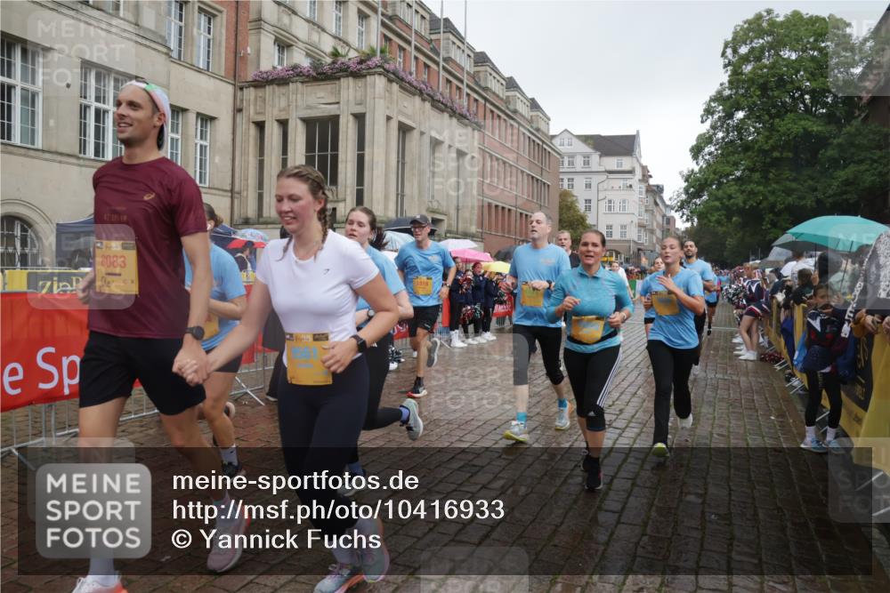 13.09.2026 - Kiel Lauf Yannick Fuchs http://msf.ph/oto/10416933 13.09.2026 10:48:56 Ziel 73, 439, 598, 727, 966, 1185, 1455, 2383, 3158, 3496, 3795, 3916, 4528, 4809, 5074, 5228, 5803, 6046, 6050, 6087, 6305, 6376, 6623, 6745, 7789, 7906, 7999, 8271, 8342, 8345, 8377, 8570, 8891, 9031, 9728, 10190, 10546, 11099, 11117, 11879, 11974, 12064, 12527, 12582, 12759, 147, 170, 376, 418, 472, 473, 727, 854, 1161, 1322, 1564, 1763, 1818, 1930, 2011, 2042, 2383, 2649, 2956, 3031, 3272, 3402, 3613, 3631, 3773, 3845, 4201, 4510, 4511, 4753, 5246, 5546, 5655 meine-sportfotos.de