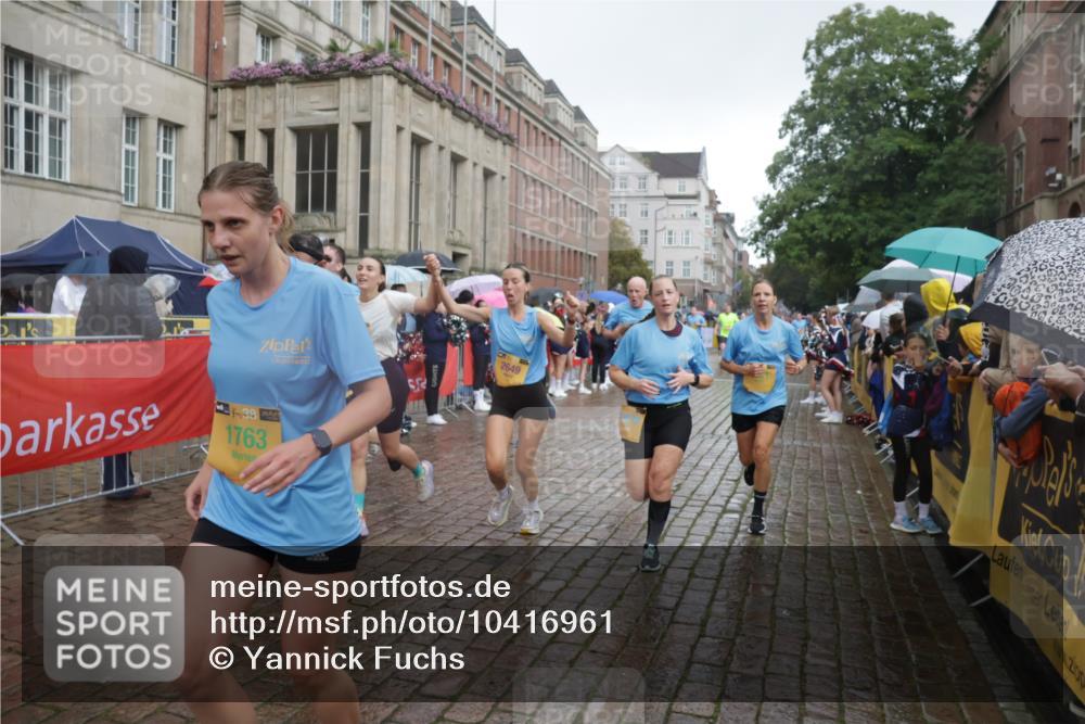 13.09.2026 - Kiel Lauf Yannick Fuchs http://msf.ph/oto/10416961 13.09.2026 10:48:59 Ziel 73, 439, 598, 966, 1087, 1185, 1455, 2810, 3158, 3399, 3496, 3795, 3916, 4140, 4528, 4809, 5074, 5228, 5803, 6046, 6050, 6087, 6305, 6376, 6745, 7789, 7906, 7999, 8032, 8271, 8342, 8345, 8377, 8891, 8991, 9031, 9728, 10190, 10481, 10546, 11099, 11117, 11475, 11974, 12064, 12527, 12582, 12759, 147, 170, 376, 418, 472, 473, 727, 854, 1161, 1322, 1763, 1818, 1930, 2011, 2042, 2383, 2649, 2956, 3031, 3272, 3402, 3613, 3631, 3773, 3845, 3916, 4201, 4510, 4753, 5246, 5655, 6087 meine-sportfotos.de