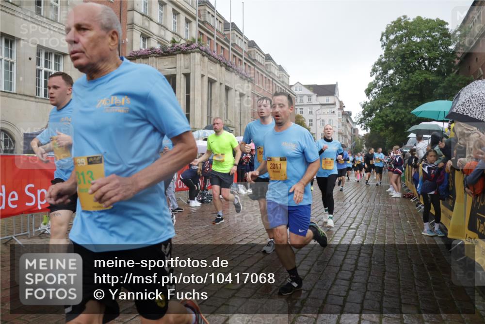13.09.2026 - Kiel Lauf Yannick Fuchs http://msf.ph/oto/10417068 13.09.2026 10:49:06 Ziel 73, 966, 1087, 1483, 1533, 1732, 1989, 2810, 2879, 3399, 3640, 4140, 4528, 4670, 4809, 4865, 4876, 5228, 5543, 5803, 6050, 6305, 6376, 6933, 7545, 7999, 8032, 8271, 8329, 8377, 8594, 8991, 9031, 9728, 10411, 10481, 11099, 11117, 11475, 11974, 12582, 12759, 147, 170, 376, 418, 439, 472, 598, 727, 1185, 1455, 1930, 2011, 2383, 2956, 3031, 3158, 3496, 3613, 3631, 3773, 3795, 3845, 3916, 4201, 4510, 4809, 5074, 5246, 5655, 6046, 6050, 6087, 6745, 7789, 7906, 8377, 8891, 2133 meine-sportfotos.de