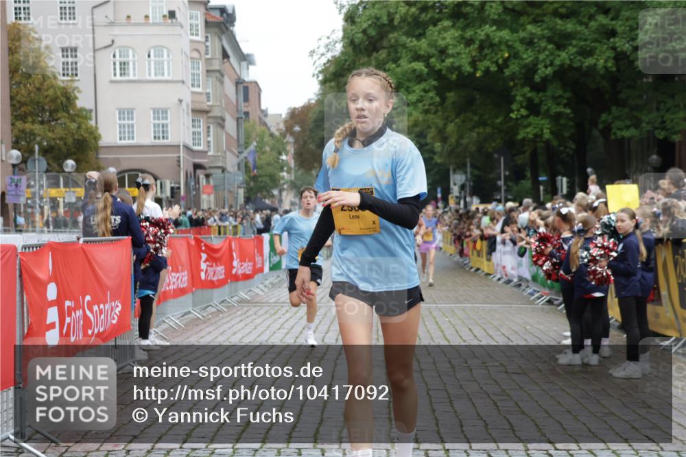 13.09.2026 - Kiel Lauf Yannick Fuchs http://msf.ph/oto/10417092 13.09.2026 09:38:20 Ziel 152, 1487, 1946, 2480, 2903, 3315, 6277, 11351, 235, 836, 2221, 2408, 2638, 2854, 4089, 4790, 5242, 5534, 5930, 7459, 7723, 8702, 10444, 10690, 12613, 1806, 3344, 3814, 4043, 4518, 4975, 6989, 9825, 2057, 2720, 4252, 4790, 9518 meine-sportfotos.de