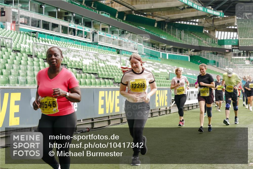13.09.2026 - 21. swb-Marathon Bremen Michael Burmester http://msf.ph/oto/10417342 13.09.2026 10:42:36 Laufen im Stadion 10002, 10148, 10163, 10247, 10303, 10330, 10361, 10362, 10395, 10396, 10399, 10414, 10422, 10461, 10462, 10474, 10490, 10491, 10519, 10527, 10546, 10547, 10557, 10572, 10644, 10665, 10705, 10719, 10722, 10752, 10773, 10776, 10784, 10804, 10805, 10854, 10859, 10880, 10889, 10909, 10963, 10977, 11026, 11027, 11041, 11043, 11048, 11078, 11084, 11085, 11090, 11097, 11098, 11140, 11173, 11192, 11274 meine-sportfotos.de