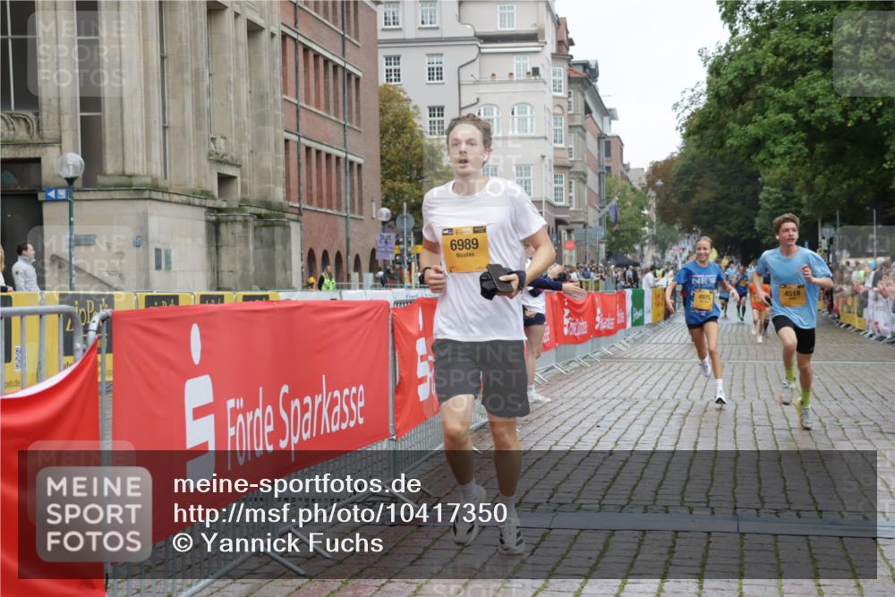13.09.2026 - Kiel Lauf Yannick Fuchs http://msf.ph/oto/10417350 13.09.2026 09:38:35 Ziel 1806, 3315, 3344, 3814, 4043, 4518, 4975, 6989, 9825, 152, 235, 836, 1487, 1946, 2408, 2480, 2903, 3315, 5242, 5534, 5930, 6277, 7459, 11351, 12613, 682, 4314, 7747, 8313, 8482, 9759, 9838, 10415, 10894, 2408, 2638, 2854, 4089, 5930, 7723, 8702, 10444, 10690 meine-sportfotos.de