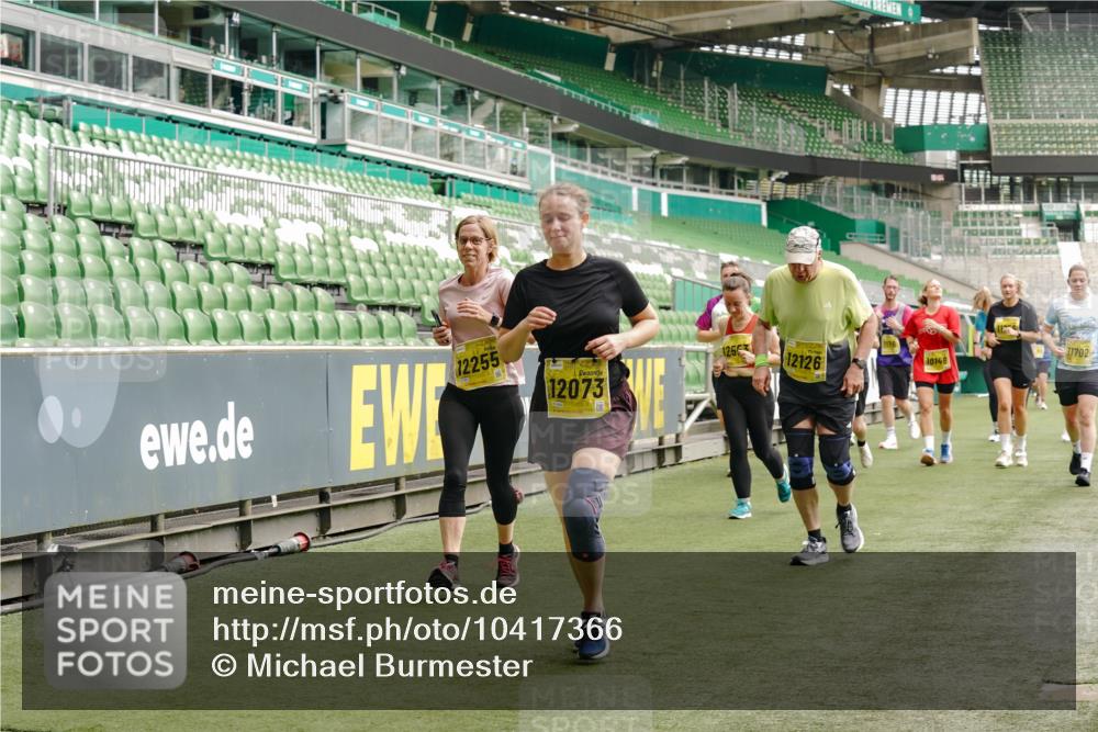 13.09.2026 - 21. swb-Marathon Bremen Michael Burmester http://msf.ph/oto/10417366 13.09.2026 10:42:37 Laufen im Stadion 10002, 10148, 10163, 10247, 10303, 10330, 10361, 10362, 10395, 10396, 10399, 10414, 10422, 10461, 10462, 10474, 10490, 10491, 10519, 10527, 10546, 10547, 10557, 10572, 10644, 10665, 10705, 10719, 10722, 10752, 10773, 10776, 10784, 10804, 10805, 10854, 10859, 10880, 10889, 10909, 10963, 10977, 11026, 11027, 11041, 11043, 11048, 11078, 11084, 11085, 11090, 11097, 11098, 11140, 11173, 11192, 11274 meine-sportfotos.de