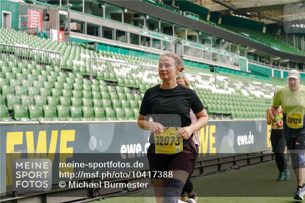 13.09.2026 - 21. swb-Marathon Bremen Michael Burmester http://msf.ph/oto/10417388 13.09.2026 10:42:38 Laufen im Stadion 10002, 10004, 10148, 10163, 10247, 10303, 10330, 10361, 10362, 10395, 10396, 10399, 10414, 10422, 10461, 10462, 10474, 10490, 10491, 10519, 10527, 10546, 10547, 10557, 10572, 10665, 10705, 10719, 10722, 10752, 10773, 10776, 10784, 10804, 10805, 10854, 10859, 10880, 10889, 10909, 10963, 10977, 11026, 11027, 11041, 11043, 11048, 11078, 11084, 11085, 11090, 11097, 11098, 11140, 11173, 11192, 11274 meine-sportfotos.de