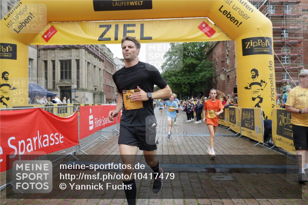 13.09.2026 - Kiel Lauf Yannick Fuchs http://msf.ph/oto/10417479 13.09.2026 09:38:45 Ziel 3814, 4518, 4975, 7747, 8482, 9759, 10415, 10894, 152, 1487, 1806, 1946, 2480, 2903, 3315, 3344, 4043, 4518, 6277, 6989, 9825, 11351, 682, 1702, 1927, 4314, 8313, 8943, 9838, 152, 235, 836, 1487, 2408, 5242, 5534, 7459, 12613 meine-sportfotos.de