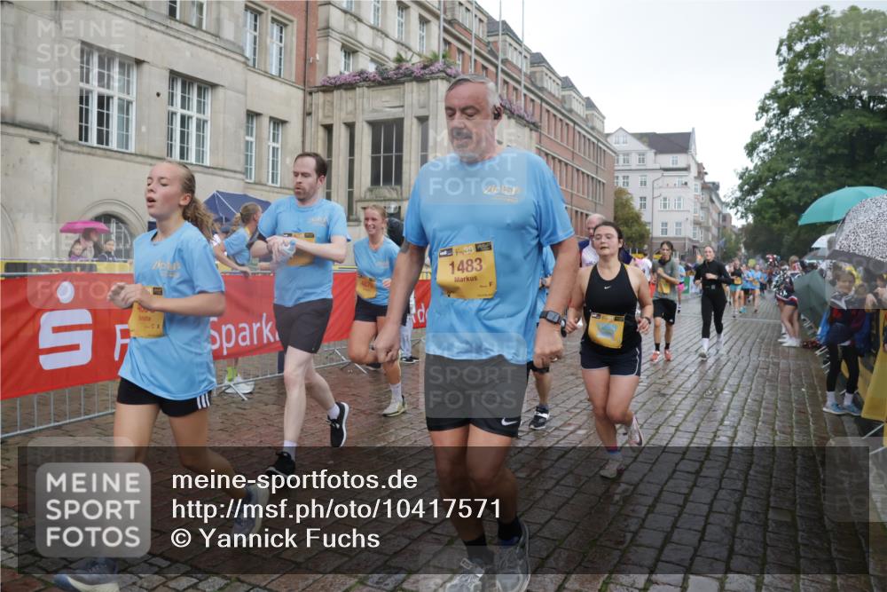 13.09.2026 - Kiel Lauf Yannick Fuchs http://msf.ph/oto/10417571 13.09.2026 10:49:40 Ziel 959, 1388, 2167, 2245, 2668, 2705, 3259, 3294, 3311, 3508, 3528, 3979, 4049, 5179, 5651, 5849, 6024, 6157, 6292, 6321, 6339, 6877, 7011, 7311, 8263, 8644, 8717, 9040, 9107, 9275, 9469, 10037, 10191, 10204, 10516, 11354, 11880, 12180, 12378, 12410, 12515, 810, 959, 1483, 1533, 1732, 1770, 1989, 2010, 2051, 2074, 2133, 2705, 2879, 3523, 3528, 3640, 3895, 4169, 4206, 4599, 4670, 4815, 4865, 4876, 4937, 5054, 5480, 5543, 5614, 5741, 6034, 6855, 6933, 7182, 7545, 8329, 8594, 73 meine-sportfotos.de