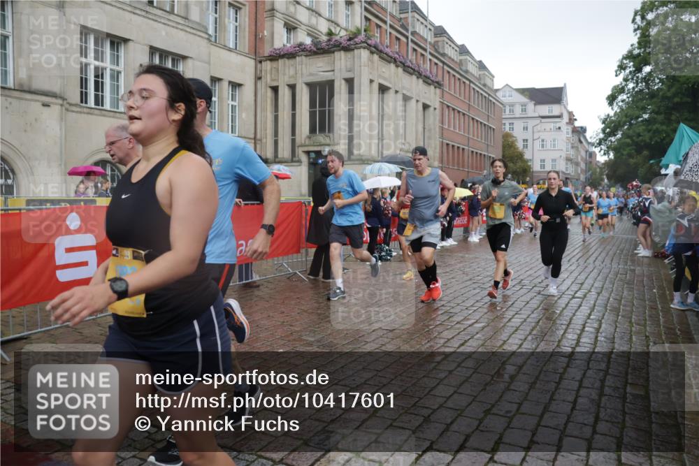 13.09.2026 - Kiel Lauf Yannick Fuchs http://msf.ph/oto/10417601 13.09.2026 10:49:41 Ziel 1388, 2167, 2245, 2668, 3259, 3294, 3311, 3508, 3979, 4049, 5179, 5651, 5849, 6024, 6157, 6292, 6321, 6339, 6877, 7011, 7311, 8263, 8644, 8717, 9037, 9107, 9275, 9469, 10037, 10191, 10204, 10516, 11354, 11880, 12180, 12378, 12410, 12515, 810, 959, 1483, 1533, 1732, 1770, 1989, 2010, 2051, 2074, 2133, 2705, 2879, 3523, 3528, 3640, 3895, 4169, 4206, 4599, 4670, 4815, 4865, 4876, 4937, 5054, 5480, 5543, 5614, 5741, 6034, 6321, 6855, 6933, 7182, 7545, 8329, 8594, 1533 meine-sportfotos.de