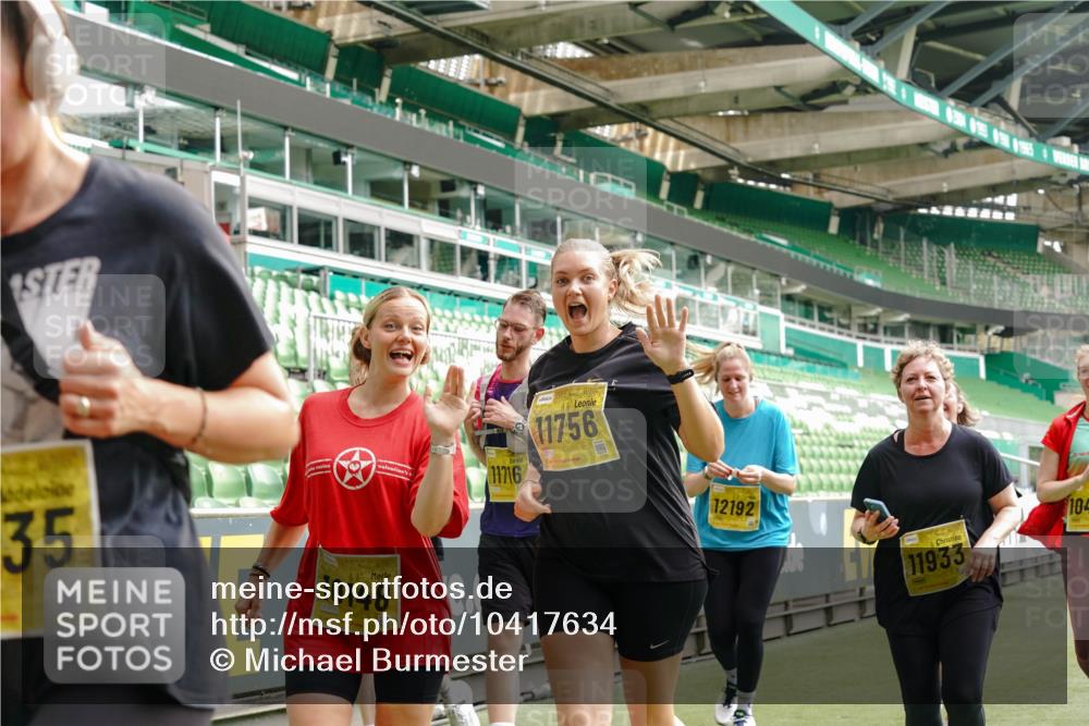 13.09.2026 - 21. swb-Marathon Bremen Michael Burmester http://msf.ph/oto/10417634 13.09.2026 10:42:45 Laufen im Stadion 10002, 10004, 10005, 10148, 10271, 10303, 10330, 10361, 10362, 10395, 10396, 10402, 10422, 10461, 10462, 10474, 10490, 10491, 10519, 10546, 10547, 10557, 10572, 10665, 10705, 10719, 10722, 10752, 10773, 10776, 10784, 10805, 10854, 10859, 10880, 10889, 10909, 10963, 10977, 11026, 11027, 11041, 11078, 11084, 11085, 11090, 11097, 11098, 11140, 11173, 11192, 11274, 11482 meine-sportfotos.de