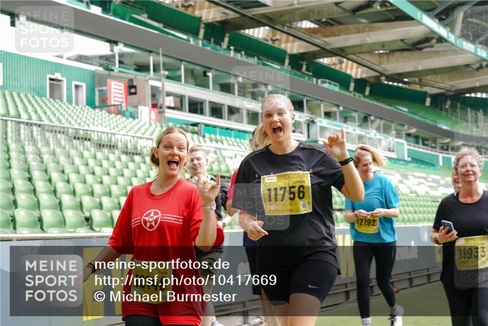 13.09.2026 - 21. swb-Marathon Bremen Michael Burmester http://msf.ph/oto/10417669 13.09.2026 10:42:45 Laufen im Stadion 10002, 10004, 10005, 10148, 10271, 10303, 10330, 10361, 10362, 10395, 10396, 10402, 10422, 10461, 10462, 10474, 10490, 10491, 10519, 10546, 10547, 10557, 10572, 10665, 10705, 10719, 10722, 10752, 10773, 10776, 10784, 10805, 10854, 10859, 10880, 10889, 10909, 10963, 10977, 11026, 11027, 11041, 11078, 11084, 11085, 11090, 11097, 11098, 11140, 11173, 11192, 11274, 11482 meine-sportfotos.de