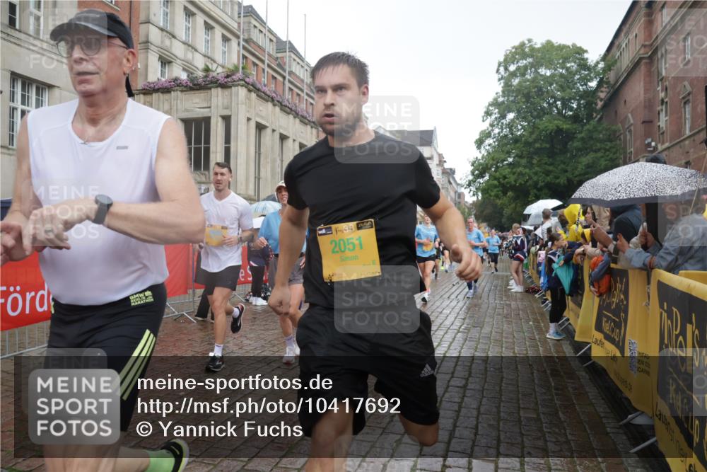 13.09.2026 - Kiel Lauf Yannick Fuchs http://msf.ph/oto/10417692 13.09.2026 10:49:50 Ziel 253, 1388, 1452, 2245, 2733, 3008, 3164, 3294, 3311, 3459, 3508, 4039, 5350, 5370, 5849, 6024, 6157, 6827, 6830, 6831, 7011, 7437, 8185, 8237, 8263, 8595, 8644, 8977, 9037, 9107, 9275, 9449, 10534, 10703, 10767, 11354, 11414, 11524, 11712, 11880, 12378, 12410, 959, 1770, 2010, 2051, 2133, 2167, 2668, 2705, 3259, 3523, 3528, 3895, 3979, 4049, 4169, 4206, 4599, 4815, 4937, 5054, 5179, 5480, 5614, 5651, 5741, 6034, 6292, 6321, 6339, 6855, 6877, 7182, 1533 meine-sportfotos.de