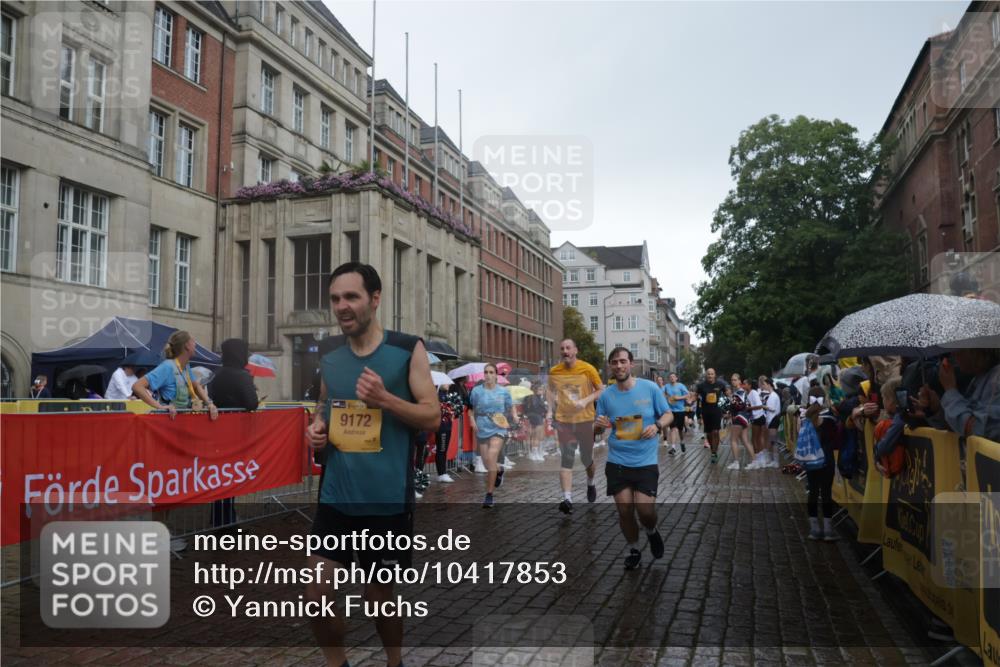 13.09.2026 - Kiel Lauf Yannick Fuchs http://msf.ph/oto/10417853 13.09.2026 10:49:57 Ziel 136, 253, 1401, 1452, 2733, 3008, 3076, 3164, 3459, 4039, 4317, 4921, 5115, 5350, 5370, 5438, 5685, 6827, 6830, 6831, 7437, 8185, 8237, 8459, 8595, 8977, 9449, 10171, 10216, 10237, 10297, 10534, 10703, 10767, 11414, 11437, 11485, 11524, 11712, 12590, 959, 1388, 1770, 2133, 2167, 2245, 2668, 2705, 3259, 3294, 3311, 3459, 3508, 3528, 3979, 4049, 4169, 4937, 5054, 5179, 5350, 5651, 5741, 5849, 6024, 6034, 6157, 6292, 6321, 6339, 6877, 7011, 8644, 8977, 9037, 177 meine-sportfotos.de