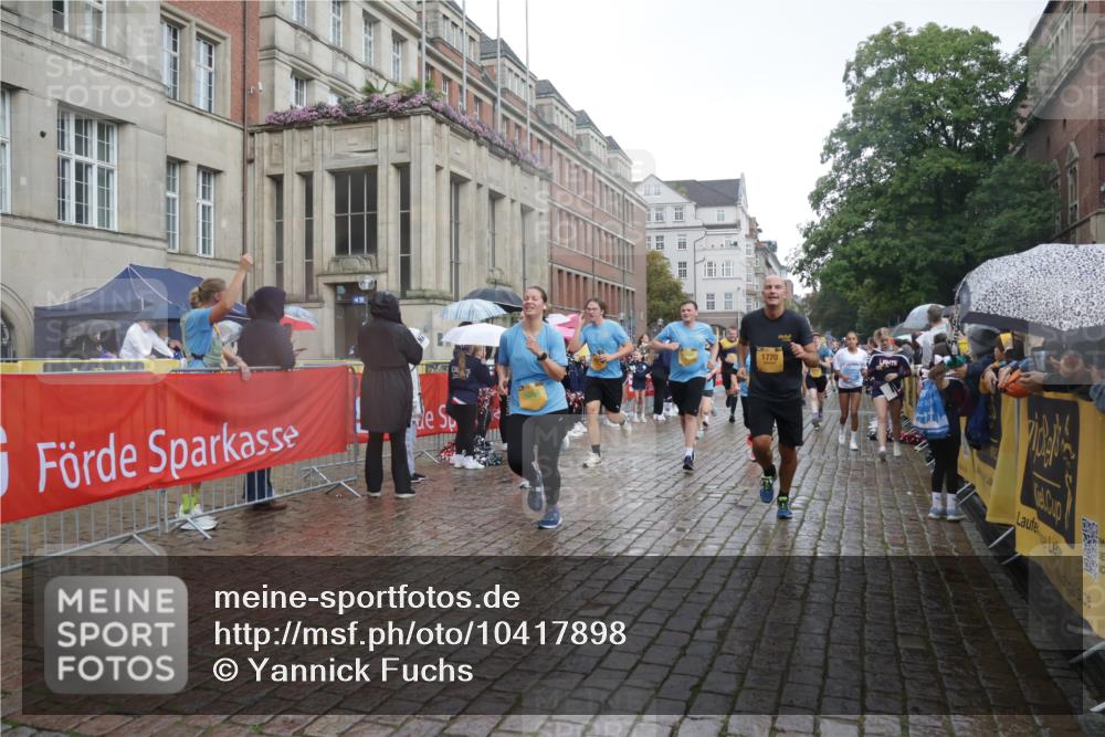 13.09.2026 - Kiel Lauf Yannick Fuchs http://msf.ph/oto/10417898 13.09.2026 10:50:01 Ziel 136, 253, 723, 1057, 1401, 1452, 2733, 2901, 3076, 4039, 4317, 4921, 5115, 5438, 5685, 5804, 6445, 6830, 7437, 8185, 8237, 8459, 8595, 8665, 10171, 10216, 10237, 10297, 10534, 10767, 11414, 11437, 11485, 11712, 11776, 12590, 12664, 12747, 959, 1388, 1770, 2167, 2245, 2668, 2705, 3008, 3164, 3259, 3294, 3311, 3459, 3508, 3528, 3979, 4049, 5054, 5179, 5350, 5370, 5651, 5741, 5849, 6024, 6034, 6157, 6292, 6321, 6339, 6827, 6830, 6831, 6877, 7011, 8644, 8977, 9037, 177 meine-sportfotos.de