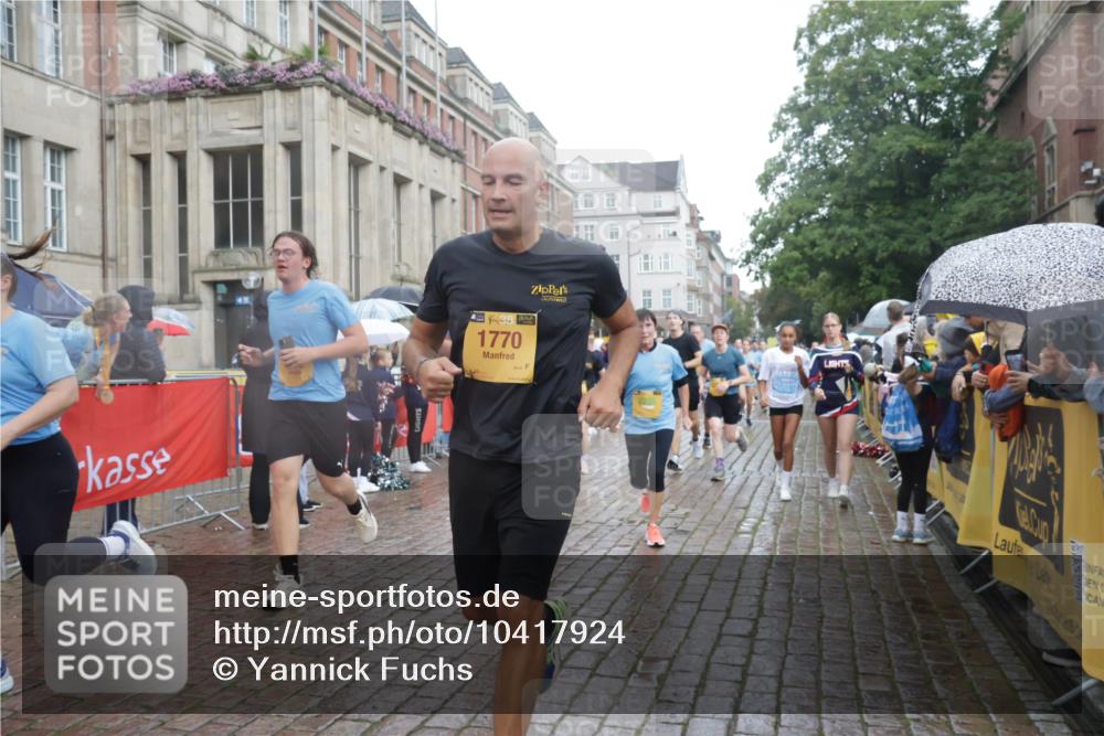 13.09.2026 - Kiel Lauf Yannick Fuchs http://msf.ph/oto/10417924 13.09.2026 10:50:02 Ziel 136, 253, 723, 1057, 1401, 1452, 2733, 2901, 3076, 4039, 4317, 4921, 5115, 5438, 5685, 5804, 6445, 7437, 8185, 8237, 8375, 8459, 8595, 8665, 10171, 10216, 10237, 10297, 10534, 10767, 11414, 11437, 11485, 11712, 11776, 12590, 12664, 12747, 959, 1388, 1770, 2167, 2245, 2668, 2705, 3008, 3164, 3259, 3294, 3311, 3459, 3508, 3528, 3979, 4049, 5054, 5179, 5350, 5370, 5651, 5741, 5849, 6024, 6034, 6157, 6292, 6321, 6339, 6827, 6830, 6831, 6877, 7011, 8237, 8644, 8977, 9037, 177 meine-sportfotos.de