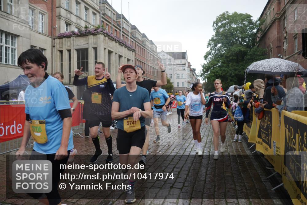 13.09.2026 - Kiel Lauf Yannick Fuchs http://msf.ph/oto/10417974 13.09.2026 10:50:04 Ziel 136, 253, 723, 1057, 1401, 1452, 2709, 2733, 2901, 3076, 4039, 4317, 4714, 4921, 5115, 5438, 5685, 5804, 6445, 7437, 7788, 8185, 8375, 8459, 8665, 10171, 10216, 10237, 10297, 10534, 10767, 11414, 11437, 11485, 11776, 12590, 12664, 12747, 959, 1388, 2167, 2245, 2668, 2705, 3008, 3164, 3259, 3294, 3311, 3459, 3508, 3528, 3979, 4039, 4049, 5179, 5350, 5370, 5651, 5741, 5849, 6024, 6157, 6292, 6321, 6339, 6827, 6830, 6831, 6877, 7011, 8237, 8644, 8977, 9037, 177, 3259, 6321 meine-sportfotos.de