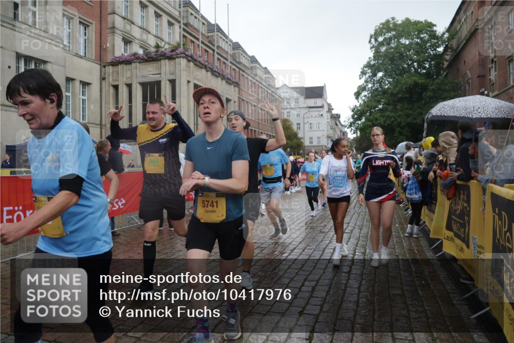 13.09.2026 - Kiel Lauf Yannick Fuchs http://msf.ph/oto/10417976 13.09.2026 10:50:05 Ziel 124, 136, 253, 723, 1057, 1401, 1452, 2709, 2733, 2901, 3076, 4317, 4714, 4921, 5115, 5438, 5685, 5804, 6445, 7788, 8185, 8375, 8459, 8665, 10171, 10216, 10237, 10297, 11437, 11485, 11776, 12590, 12664, 12747, 253, 959, 1388, 1452, 2167, 2245, 2668, 2705, 2733, 3008, 3164, 3259, 3294, 3311, 3459, 3508, 3528, 3979, 4039, 4049, 5179, 5350, 5370, 5651, 5849, 6024, 6157, 6292, 6321, 6339, 6827, 6830, 6831, 6877, 7011, 8237, 8644, 8977, 9037, 177, 3259, 6321, 8717 meine-sportfotos.de