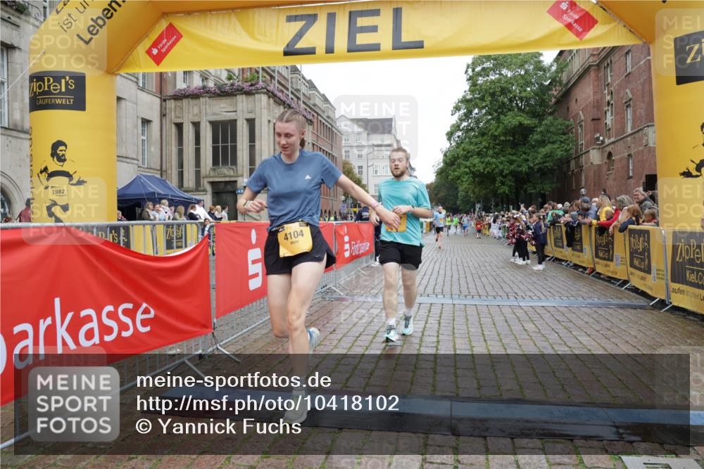 13.09.2026 - Kiel Lauf Yannick Fuchs http://msf.ph/oto/10418102 13.09.2026 09:39:30 Ziel 3522, 4104, 8591, 8807, 9351, 9444, 20, 682, 1702, 1927, 5272, 5398, 5869, 7216, 7431, 8943, 12496, 12682, 12833, 2510, 4090, 4605, 4862, 8620, 9367, 9782, 10303, 10769, 12172, 682, 4314, 8313, 8943, 9838, 10894 meine-sportfotos.de