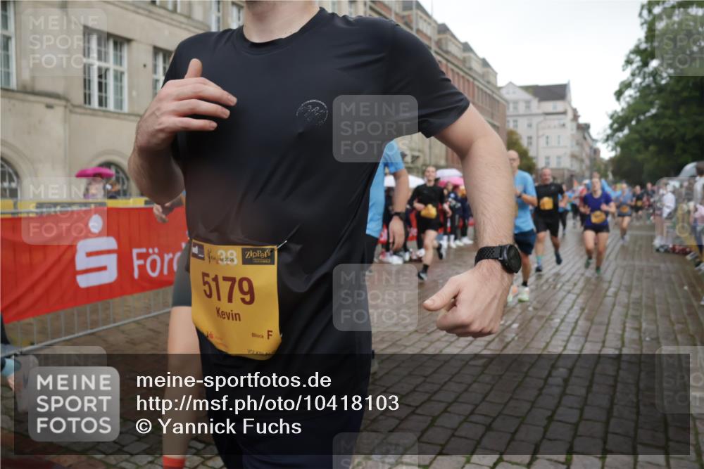 13.09.2026 - Kiel Lauf Yannick Fuchs http://msf.ph/oto/10418103 13.09.2026 10:50:11 Ziel 124, 706, 707, 723, 1008, 1057, 1154, 1401, 2709, 2901, 3889, 4714, 4743, 5394, 5438, 5804, 6248, 6250, 6445, 7788, 7791, 7806, 8375, 8398, 8665, 9034, 9423, 9949, 10237, 11391, 11437, 11776, 12664, 12747, 136, 253, 1388, 1401, 1452, 2245, 2668, 2733, 3008, 3076, 3164, 3294, 3311, 3459, 3508, 4039, 4049, 4317, 4921, 5115, 5179, 5350, 5370, 5651, 5685, 5849, 6024, 6157, 6292, 6339, 6827, 6830, 6831, 6877, 7011, 8237, 8644, 8977, 9037, 177, 3259, 6321, 8717 meine-sportfotos.de