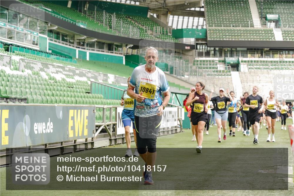 13.09.2026 - 21. swb-Marathon Bremen Michael Burmester http://msf.ph/oto/10418157 13.09.2026 10:43:01 Laufen im Stadion 10002, 10004, 10005, 10148, 10271, 10303, 10325, 10330, 10335, 10361, 10362, 10395, 10396, 10402, 10422, 10459, 10461, 10462, 10474, 10490, 10491, 10513, 10519, 10546, 10547, 10557, 10572, 10605, 10606, 10665, 10752, 10773, 10784, 10805, 10854, 10880, 10889, 10899, 10900, 10909, 10963, 10977, 11026, 11027, 11041, 11078, 11084, 11085, 11090, 11097, 11098, 11140, 11173, 11192, 11217, 11264, 11274, 11333, 11337, 11448, 11456, 11461, 11482 meine-sportfotos.de