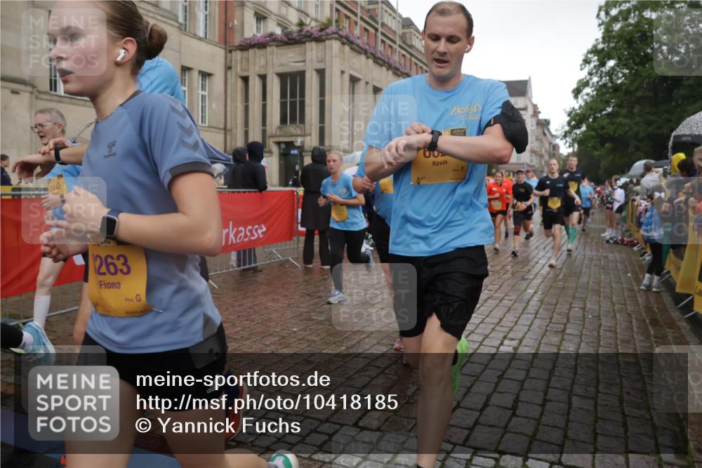 13.09.2026 - Kiel Lauf Yannick Fuchs http://msf.ph/oto/10418185 13.09.2026 10:50:16 Ziel 124, 177, 706, 707, 723, 1008, 1154, 2709, 3214, 3216, 3436, 3889, 4270, 4714, 4743, 5394, 5456, 5804, 6248, 6250, 6445, 7788, 7791, 7806, 8375, 8398, 8665, 8753, 8779, 8865, 8866, 8880, 9034, 9231, 9325, 9423, 9949, 10382, 11391, 11413, 11545, 11614, 136, 253, 723, 1057, 1388, 1401, 1452, 2245, 2733, 2901, 3008, 3076, 3164, 3294, 3311, 3459, 3508, 4039, 4317, 4921, 5115, 5350, 5370, 5438, 5685, 5804, 5849, 6024, 6157, 6445, 6827, 6830, 6831, 7011, 8237, 8644, 8977, 9037 meine-sportfotos.de