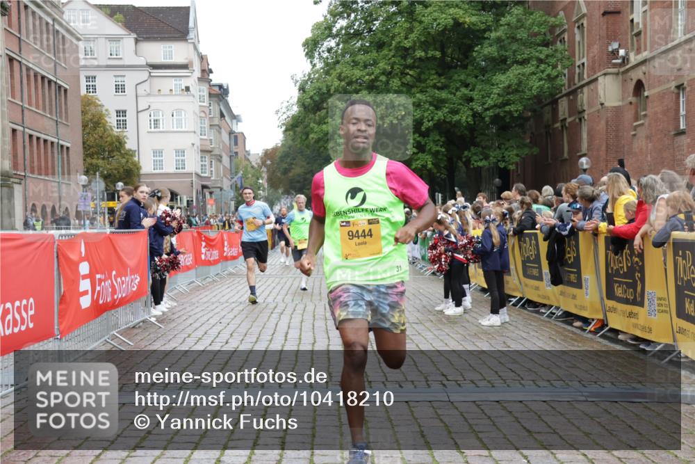 13.09.2026 - Kiel Lauf Yannick Fuchs http://msf.ph/oto/10418210 13.09.2026 09:39:37 Ziel 4104, 8807, 9351, 9444, 9782, 10303, 10769, 12172, 20, 1702, 1927, 3522, 4104, 5272, 5398, 5869, 7216, 7431, 8591, 12496, 12682, 12833, 2123, 2510, 4090, 4605, 4862, 6209, 8620, 9367, 10031, 11034, 682, 1702, 1927, 8943 meine-sportfotos.de