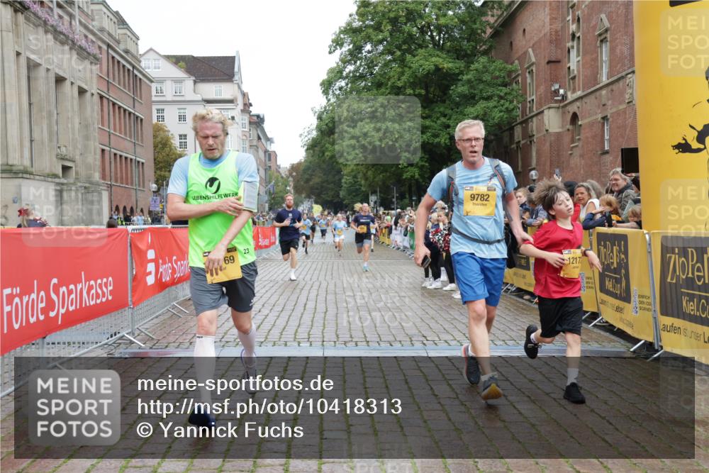 13.09.2026 - Kiel Lauf Yannick Fuchs http://msf.ph/oto/10418313 13.09.2026 09:39:42 Ziel 2510, 4090, 4605, 4862, 9351, 9367, 9444, 9782, 10303, 10769, 12172, 20, 3522, 4104, 5272, 5398, 5869, 7216, 7431, 8591, 8807, 12496, 12682, 12833, 2123, 3416, 5946, 6209, 8620, 10031, 11034, 20, 1702, 1927, 12496 meine-sportfotos.de