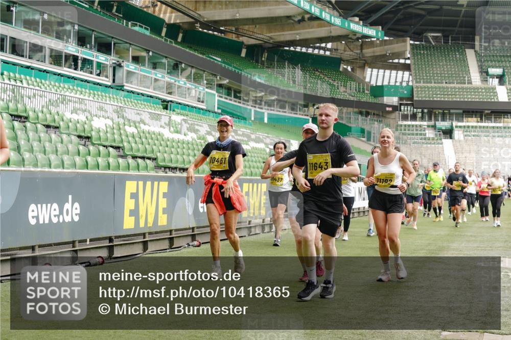 13.09.2026 - 21. swb-Marathon Bremen Michael Burmester http://msf.ph/oto/10418365 13.09.2026 10:43:08 Laufen im Stadion 10002, 10004, 10005, 10148, 10271, 10303, 10325, 10330, 10335, 10361, 10362, 10395, 10396, 10402, 10422, 10459, 10461, 10462, 10474, 10490, 10491, 10513, 10519, 10546, 10557, 10572, 10605, 10606, 10665, 10752, 10773, 10784, 10805, 10854, 10880, 10899, 10900, 10909, 10963, 10977, 11026, 11027, 11041, 11078, 11084, 11085, 11090, 11097, 11098, 11140, 11173, 11192, 11217, 11264, 11274, 11333, 11337, 11448, 11456, 11461, 11482 meine-sportfotos.de