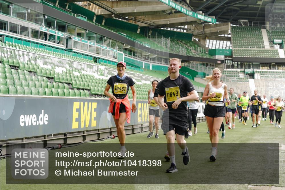 13.09.2026 - 21. swb-Marathon Bremen Michael Burmester http://msf.ph/oto/10418398 13.09.2026 10:43:08 Laufen im Stadion 10002, 10004, 10005, 10148, 10271, 10303, 10325, 10330, 10335, 10361, 10362, 10395, 10396, 10402, 10422, 10459, 10461, 10462, 10474, 10490, 10491, 10513, 10519, 10546, 10557, 10572, 10605, 10606, 10665, 10752, 10773, 10784, 10805, 10854, 10880, 10899, 10900, 10909, 10963, 10977, 11026, 11027, 11041, 11078, 11084, 11085, 11090, 11097, 11098, 11140, 11173, 11192, 11217, 11264, 11274, 11333, 11337, 11448, 11456, 11461, 11482 meine-sportfotos.de
