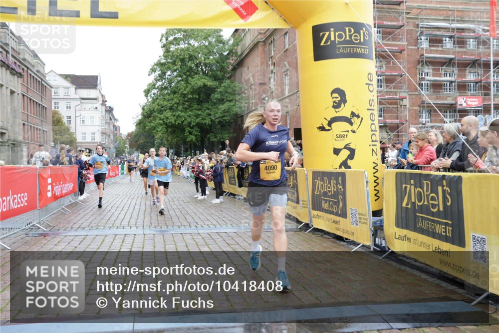 13.09.2026 - Kiel Lauf Yannick Fuchs http://msf.ph/oto/10418408 13.09.2026 09:39:47 Ziel 2510, 4090, 4605, 4862, 8620, 9367, 9782, 10303, 10769, 12172, 3522, 4104, 5272, 5398, 5869, 7216, 7431, 8591, 8807, 9351, 9444, 12682, 12833, 1120, 2123, 3416, 5946, 6209, 10031, 11034, 20, 1927, 5869, 7431, 12496, 12682 meine-sportfotos.de