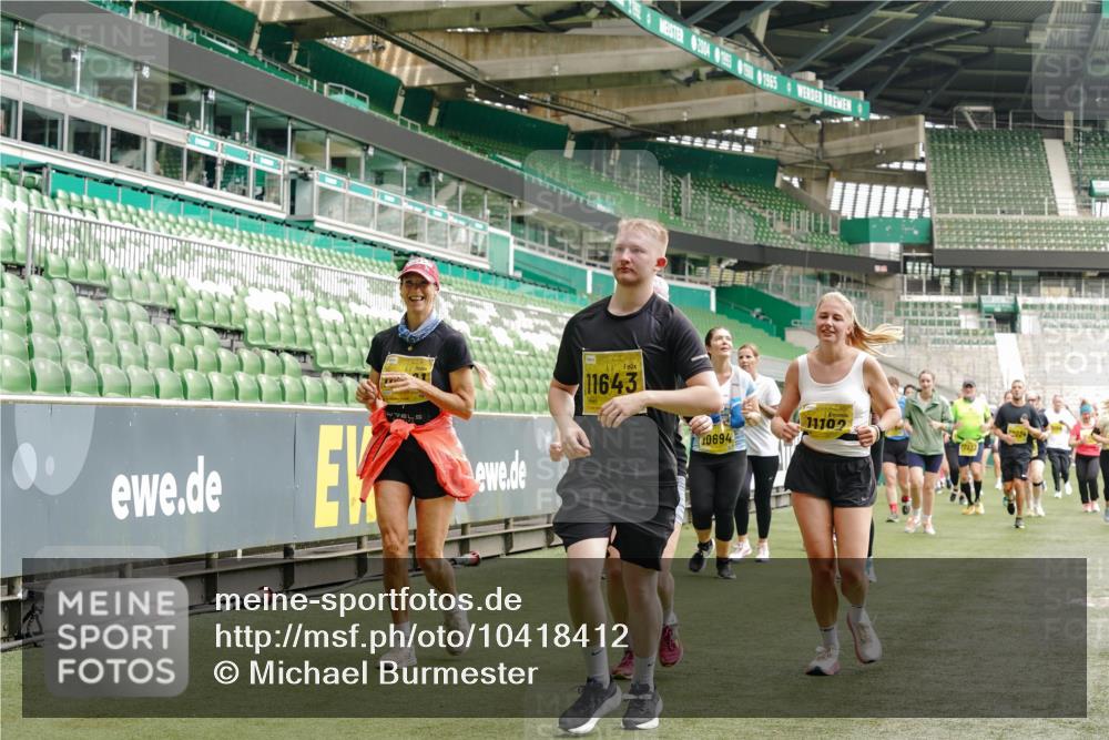 13.09.2026 - 21. swb-Marathon Bremen Michael Burmester http://msf.ph/oto/10418412 13.09.2026 10:43:09 Laufen im Stadion 10002, 10004, 10005, 10148, 10271, 10303, 10325, 10330, 10335, 10361, 10362, 10395, 10396, 10402, 10422, 10459, 10461, 10462, 10474, 10490, 10491, 10513, 10519, 10546, 10557, 10572, 10605, 10606, 10665, 10752, 10773, 10784, 10805, 10854, 10880, 10882, 10899, 10900, 10909, 10963, 10977, 11026, 11027, 11041, 11078, 11084, 11085, 11090, 11097, 11098, 11140, 11173, 11192, 11217, 11264, 11274, 11333, 11337, 11448, 11456, 11461, 11482 meine-sportfotos.de