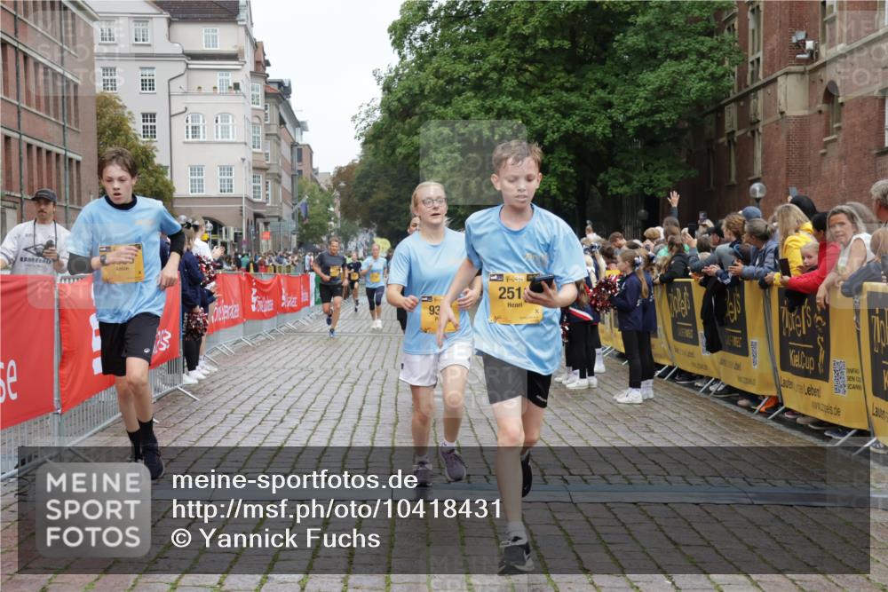 13.09.2026 - Kiel Lauf Yannick Fuchs http://msf.ph/oto/10418431 13.09.2026 09:39:49 Ziel 2123, 2510, 4090, 4605, 4862, 8620, 9367, 9782, 10031, 10769, 11034, 12172, 3522, 4104, 5272, 5398, 5869, 7216, 7431, 8591, 8807, 9351, 9444, 10303, 12833, 1120, 3416, 5081, 5946, 6209, 12715, 20, 5272, 5398, 5869, 7431, 12496, 12682, 12833 meine-sportfotos.de