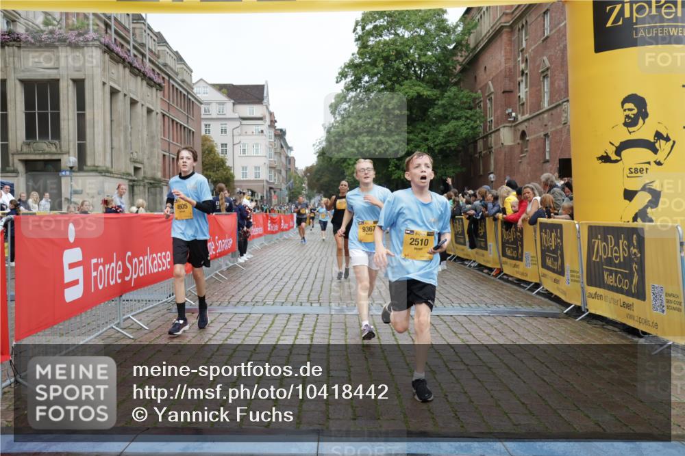 13.09.2026 - Kiel Lauf Yannick Fuchs http://msf.ph/oto/10418442 13.09.2026 09:39:49 Ziel 2123, 2510, 4090, 4605, 4862, 8620, 9367, 9782, 10031, 10769, 11034, 12172, 3522, 4104, 5272, 5398, 5869, 7216, 7431, 8591, 8807, 9351, 9444, 10303, 12833, 1120, 3416, 5081, 5946, 6209, 12715, 20, 5272, 5398, 5869, 7431, 12496, 12682, 12833 meine-sportfotos.de