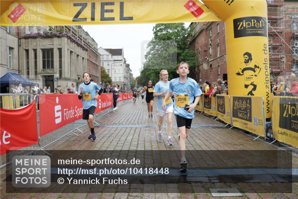 13.09.2026 - Kiel Lauf Yannick Fuchs http://msf.ph/oto/10418448 13.09.2026 09:39:49 Ziel 2123, 2510, 4090, 4605, 4862, 8620, 9367, 9782, 10031, 10769, 11034, 12172, 3522, 4104, 5272, 5398, 5869, 7216, 7431, 8591, 8807, 9351, 9444, 10303, 12833, 1120, 3416, 5081, 5946, 6209, 12715, 20, 5272, 5398, 5869, 7431, 12496, 12682, 12833 meine-sportfotos.de