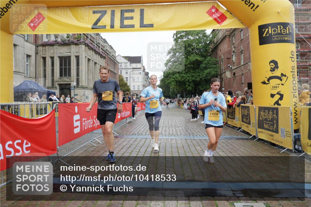 13.09.2026 - Kiel Lauf Yannick Fuchs http://msf.ph/oto/10418533 13.09.2026 09:39:56 Ziel 2123, 2510, 4605, 6209, 8620, 9367, 10031, 11034, 3522, 4090, 4104, 4862, 8591, 8807, 9351, 9444, 9782, 10303, 10769, 12172, 1120, 2546, 3416, 5081, 5946, 10413, 10825, 11410, 12715, 5272, 5398, 5869, 7216, 7431, 12833 meine-sportfotos.de