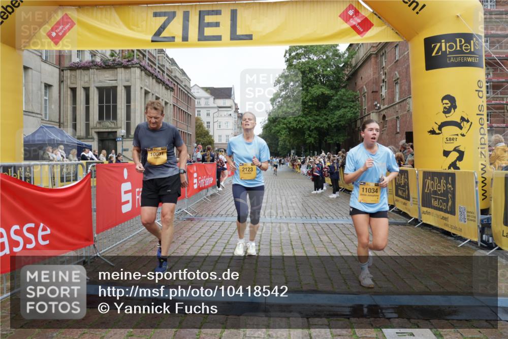 13.09.2026 - Kiel Lauf Yannick Fuchs http://msf.ph/oto/10418542 13.09.2026 09:39:56 Ziel 2123, 2510, 4605, 6209, 8620, 9367, 10031, 11034, 3522, 4090, 4104, 4862, 8591, 8807, 9351, 9444, 9782, 10303, 10769, 12172, 1120, 2546, 3416, 5081, 5946, 10413, 10825, 11410, 12715, 5272, 5398, 5869, 7216, 7431, 12833 meine-sportfotos.de