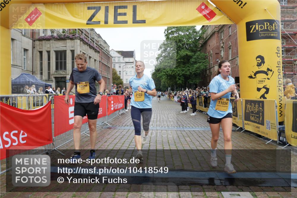 13.09.2026 - Kiel Lauf Yannick Fuchs http://msf.ph/oto/10418549 13.09.2026 09:39:56 Ziel 2123, 2510, 4605, 6209, 8620, 9367, 10031, 11034, 3522, 4090, 4104, 4862, 8591, 8807, 9351, 9444, 9782, 10303, 10769, 12172, 1120, 2546, 3416, 5081, 5946, 10413, 10825, 11410, 12715, 5272, 5398, 5869, 7216, 7431, 12833 meine-sportfotos.de
