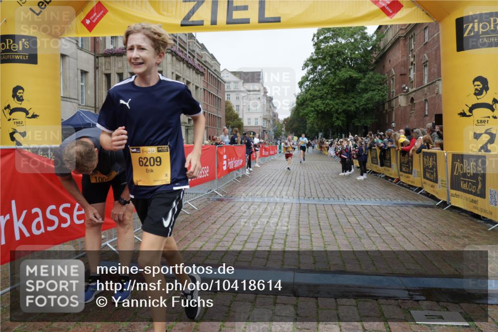 13.09.2026 - Kiel Lauf Yannick Fuchs http://msf.ph/oto/10418614 13.09.2026 09:39:59 Ziel 2123, 3416, 5946, 6209, 8620, 10031, 11034, 2510, 3522, 4090, 4104, 4605, 4862, 8591, 8620, 8807, 9351, 9367, 9444, 9782, 10303, 10769, 12172, 1120, 2546, 3724, 5081, 9734, 10413, 10418, 10825, 10971, 11410, 12715, 3522, 4104, 7216, 8591, 12833 meine-sportfotos.de