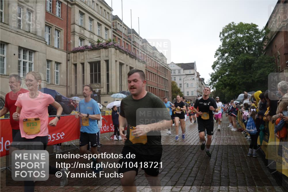 13.09.2026 - Kiel Lauf Yannick Fuchs http://msf.ph/oto/10418721 13.09.2026 10:50:56 Ziel 715, 1442, 2029, 2578, 2772, 4354, 5992, 6557, 7013, 7314, 8215, 9092, 9508, 9689, 9798, 11454, 12608, 213, 274, 395, 576, 715, 807, 835, 952, 1124, 1737, 1779, 1904, 1921, 1980, 2521, 2530, 3032, 3238, 3295, 3737, 3769, 3929, 4279, 4875, 4922, 5100, 5426, 5430, 5549, 5800, 6127, 6666, 6864, 7224, 7229, 7266, 7520, 8105, 8131, 8768, 8848, 9599, 10028, 10029, 10192, 10198, 10391, 10968, 11684, 11960, 12092, 12262, 251, 3214, 3216, 3436 meine-sportfotos.de