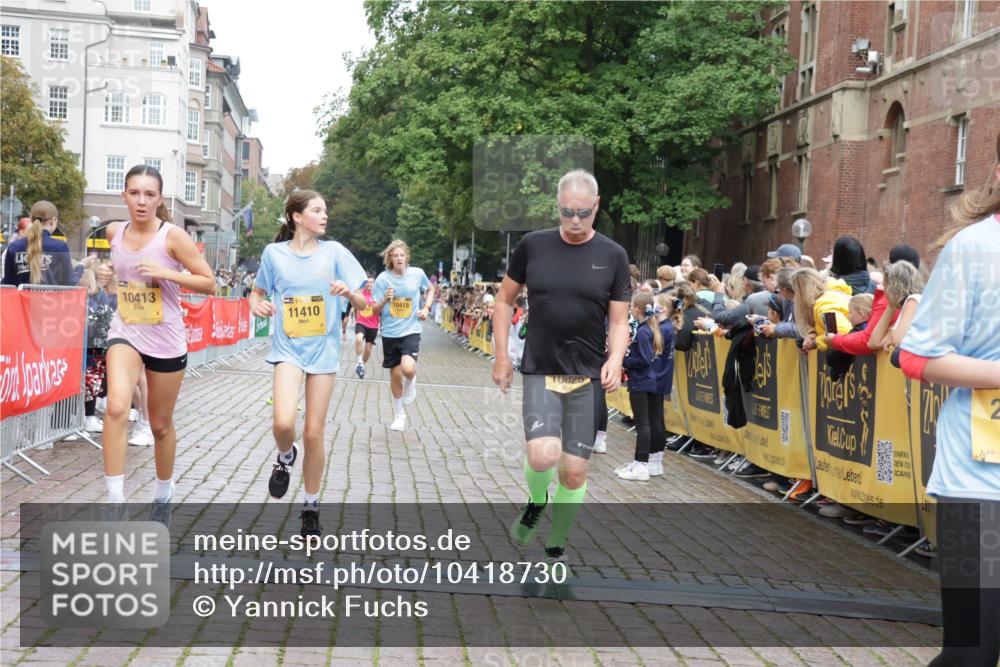 13.09.2026 - Kiel Lauf Yannick Fuchs http://msf.ph/oto/10418730 13.09.2026 09:40:14 Ziel 1120, 2546, 3724, 5081, 9734, 10413, 10418, 10825, 10971, 11410, 12715, 2123, 2510, 3416, 4090, 4605, 4862, 5946, 6209, 8620, 9367, 9782, 10031, 10769, 11034, 12172, 1081, 2284, 2695, 2847, 3694, 4987, 7239, 9351, 9444, 9782, 10303, 10769, 12172 meine-sportfotos.de